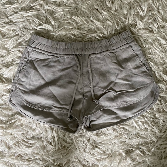 Aritzia Shorts - Picture 1 of 1